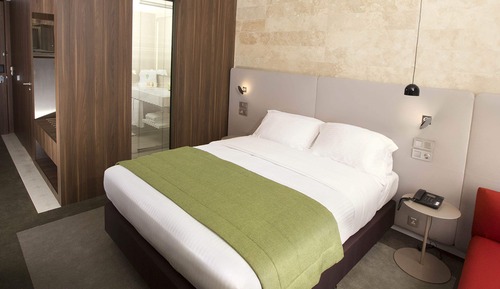 Standard Room, 1 Queen Bed