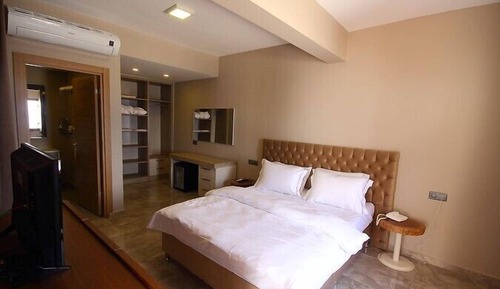 Standard Room, 1 Queen Bed
