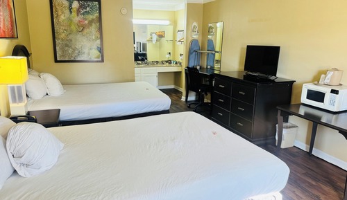 Double Room, 2 Queen Beds, Non Smoking, Pets Allowed