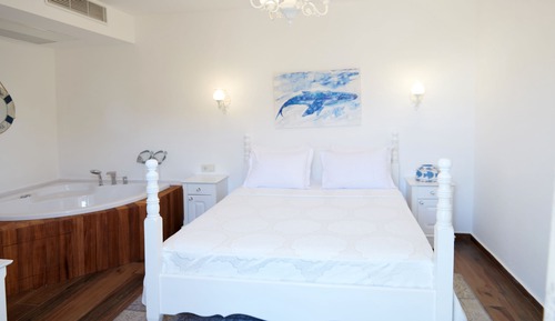 Deluxe Room, Jetted Tub