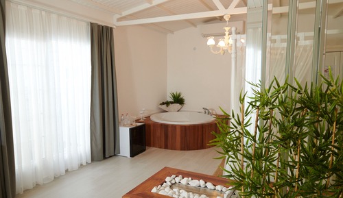 Superior Room, Jetted Tub