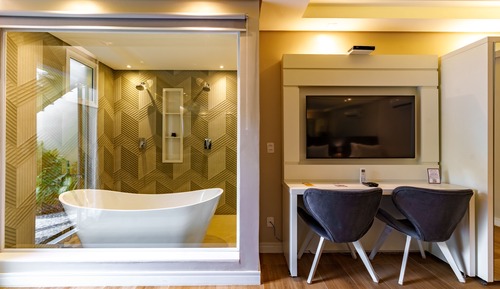 Quadruple Room, Bathtub