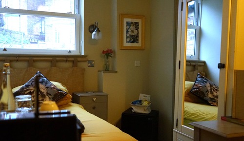Bijou cosy twin en-suite
