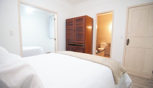 Deluxe Suite, Jetted Tub