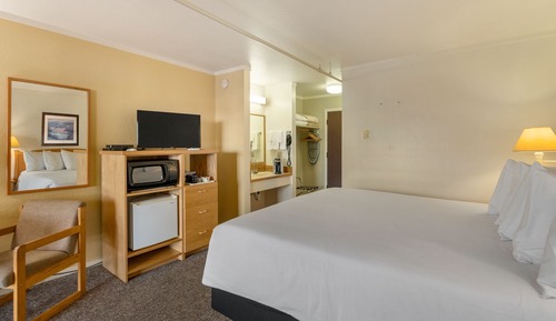 1 King Bed w/ Balcony (No View) (Upstairs)