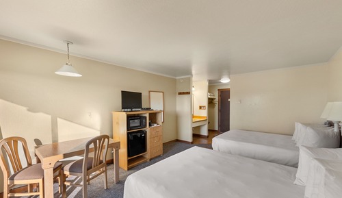 2 Queen Beds w/ Balcony and Harbor View (Ground Floor)