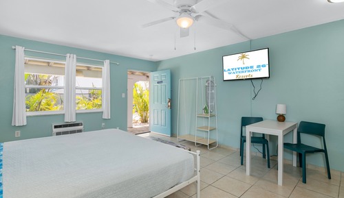 Deluxe Studio, 1 King Bed, Accessible, Garden View