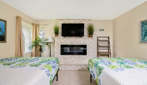 Superior Suite, Kitchen, Pool View