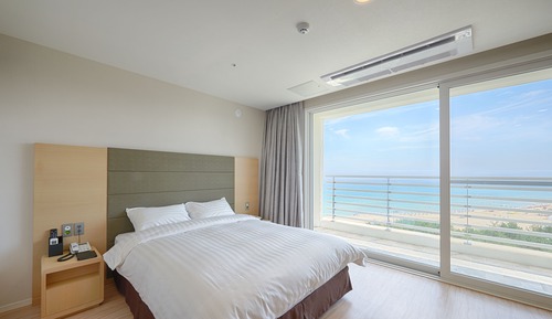 Resort Family (No Kitchen/Beach Ocean View/Bed)