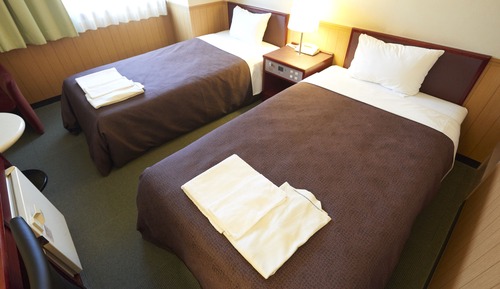 Twin Room, Smoking