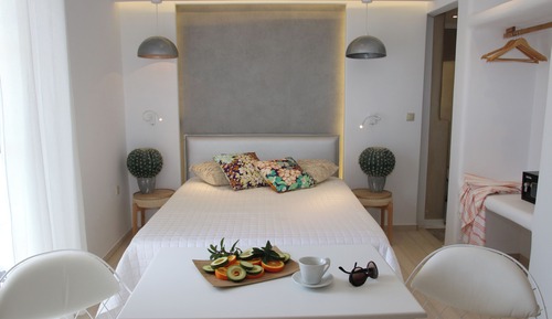Superior Suite with hot tub and partial view of the sea