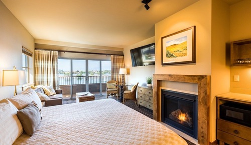 Room, 1 King Bed, Corner (Riverfront)