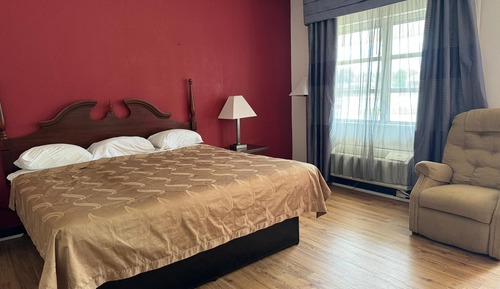 Room, 1 King Bed, Smoking