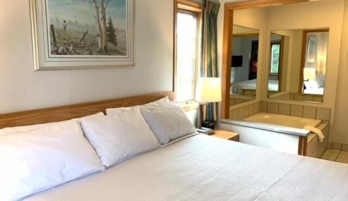 Honeymoon Suite, Courtyard View