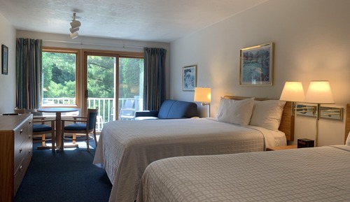 2 Queen Beds with Balcony/Patio