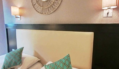 Twin Room, City side