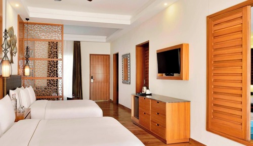 Luxury Villa, 2 Queen Beds, Pool Access