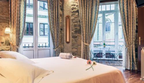 Double Room with Balcony and Private Bathroom