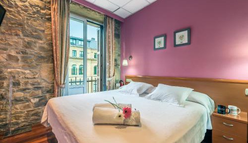Double Room with Balcony and Shared Bathroom