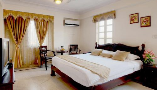 Double or Twin Room in a Three-Bedroom Apartment