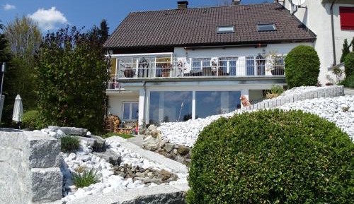 One-Bedroom Apartment with Mountain View