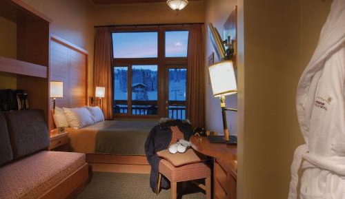 Deluxe Queen Room with Balcony and Mountain View