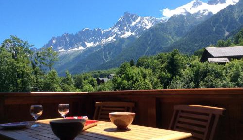 Apartment with Mountain View