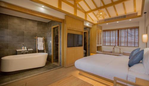 Deluxe King Room with Bath - Extra Bed on Request （Free Use of Shared Washing machine, Tea Tasting)