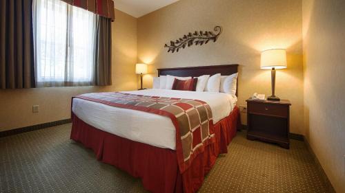 King Suite with Spa Bath and Fireplace