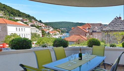 Three-Bedroom Apartment with Terrace and Sea View