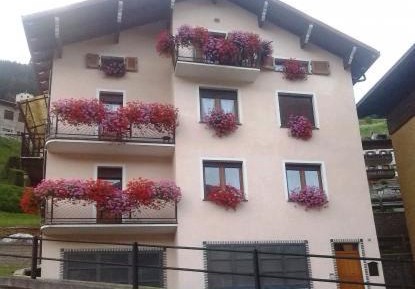 Apartment with Mountain View
