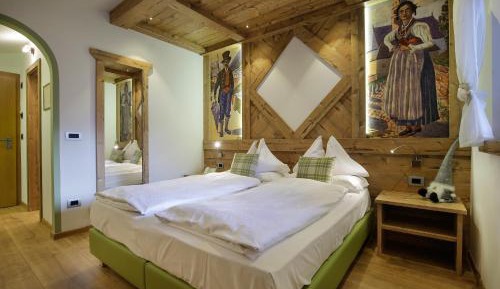 Double or Twin Room with Mountain View