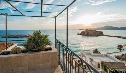 Deluxe Suite with Sea View (2 -3 Adults)