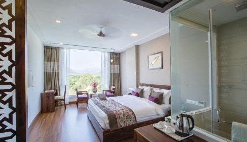 Deluxe King Room with Mountain View