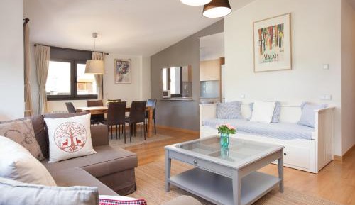 Superior Two Bedroom Apartment with Fireplace for 7 people. 5 min Walking to Ski Area