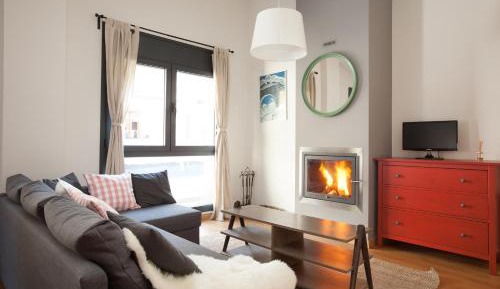  Superior One Bedroom Apartment with Fireplace. 5 min Walking to Ski Area