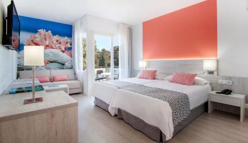 Family Room with Balcony (2 Adults + 2 Children)