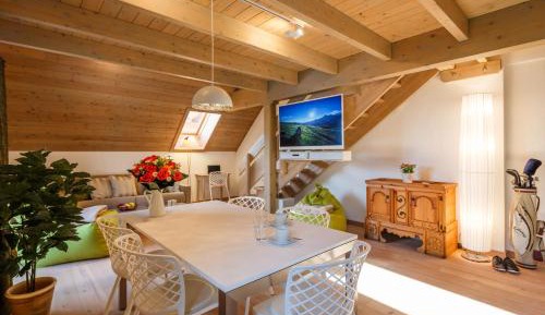 Apartment with Mountain View