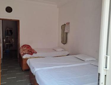 Single Bed in Mixed Dormitory Room