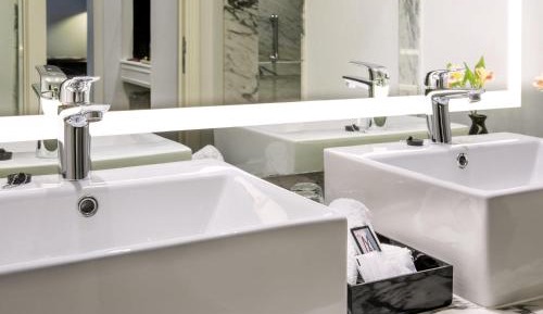 Junior Queen Suite with City View