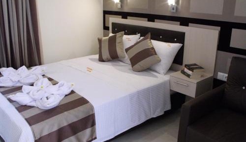 Deluxe Double Room with Side Sea View