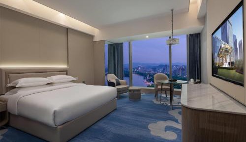 Deluxe King Room with Full Lake View