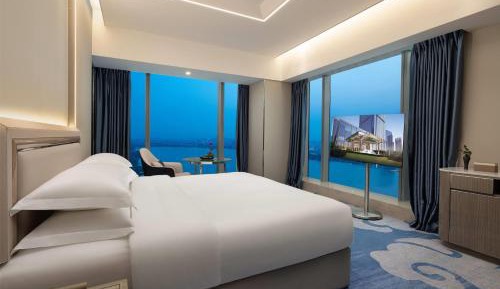 Deluxe King Room with Double Lake View