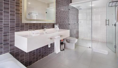 Club level, Guest room, 1 Queen, City view, Balcony