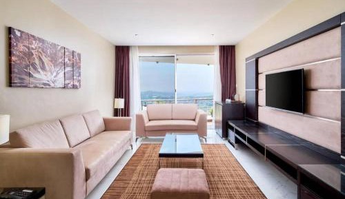 1 Bedroom Suite, 1 King, City view, Balcony