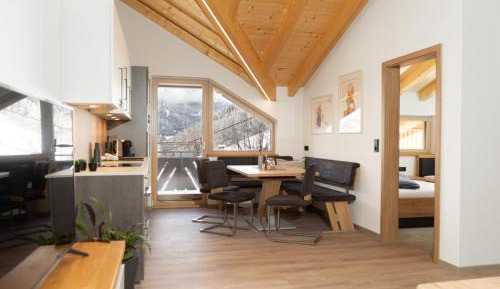 Apartment with Mountain View
