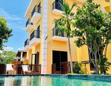 Four-Bedroom Apartment with Pool View
