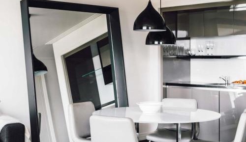 One-Bedroom Apartment with King Bed and Kitchenette 