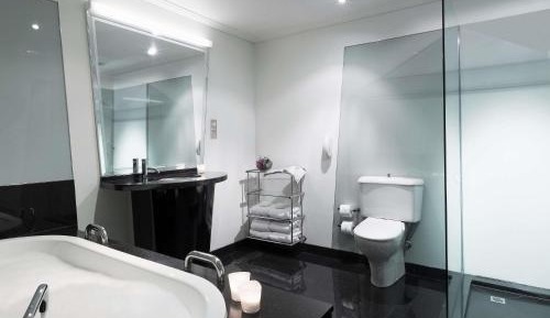 Two Bedroom Two Bathroom Apartment with Kitchen and with Spa Bath