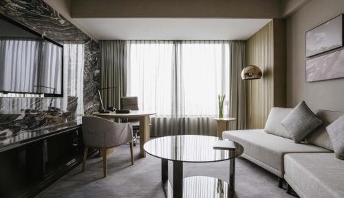 Deluxe King Suite with City View - Lounge Access